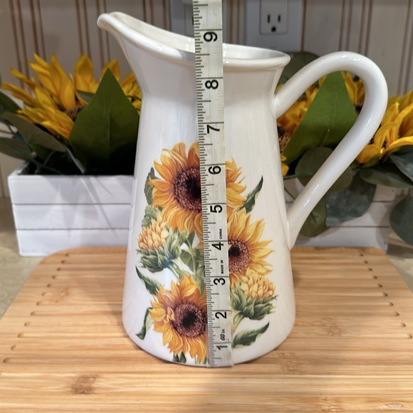 🌻Ceramic Sunflower Pitcher - Picture 2 of 3